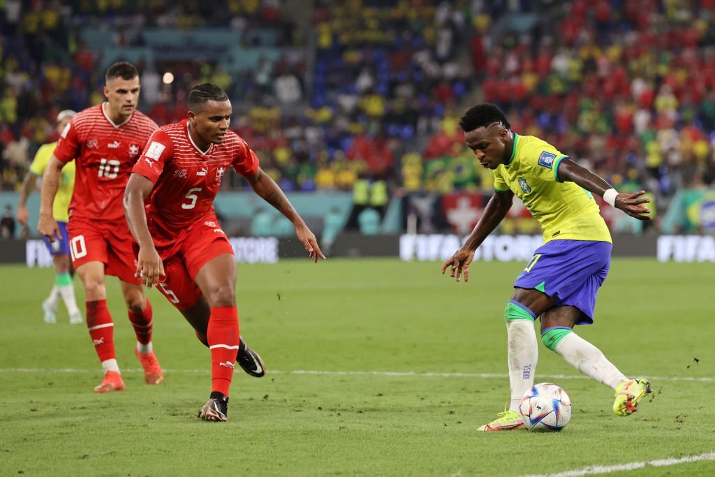 Hàng thủ Thụy Sĩ thất thần sau siêu phẩm của Casemiro 7